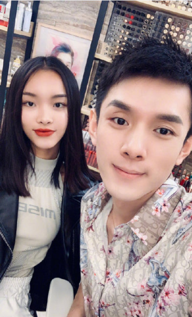 李佳琦发长文回应挚爱粉直播间骂小助理：做人好难，做公众人物更难