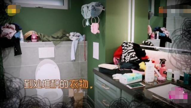 倪妮素颜照与化妆判若两人，住宅自带庭院很奢华，环境却挺乱