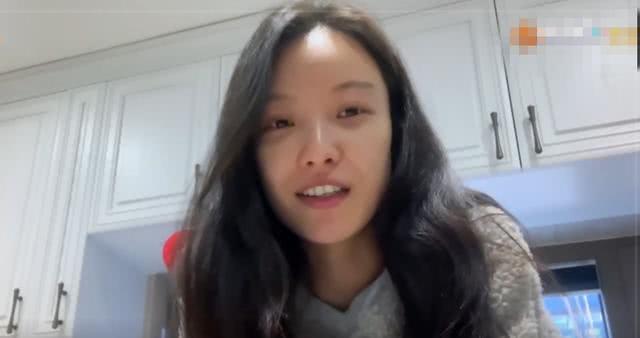 倪妮素颜照与化妆判若两人，住宅自带庭院很奢华，环境却挺乱